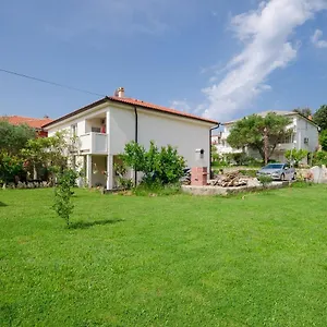 https://apartments-shpresa.primorje-gorskikotar.com